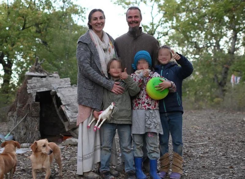 Семья, живущая автономно в Италии, приняла предложение временного нового дома