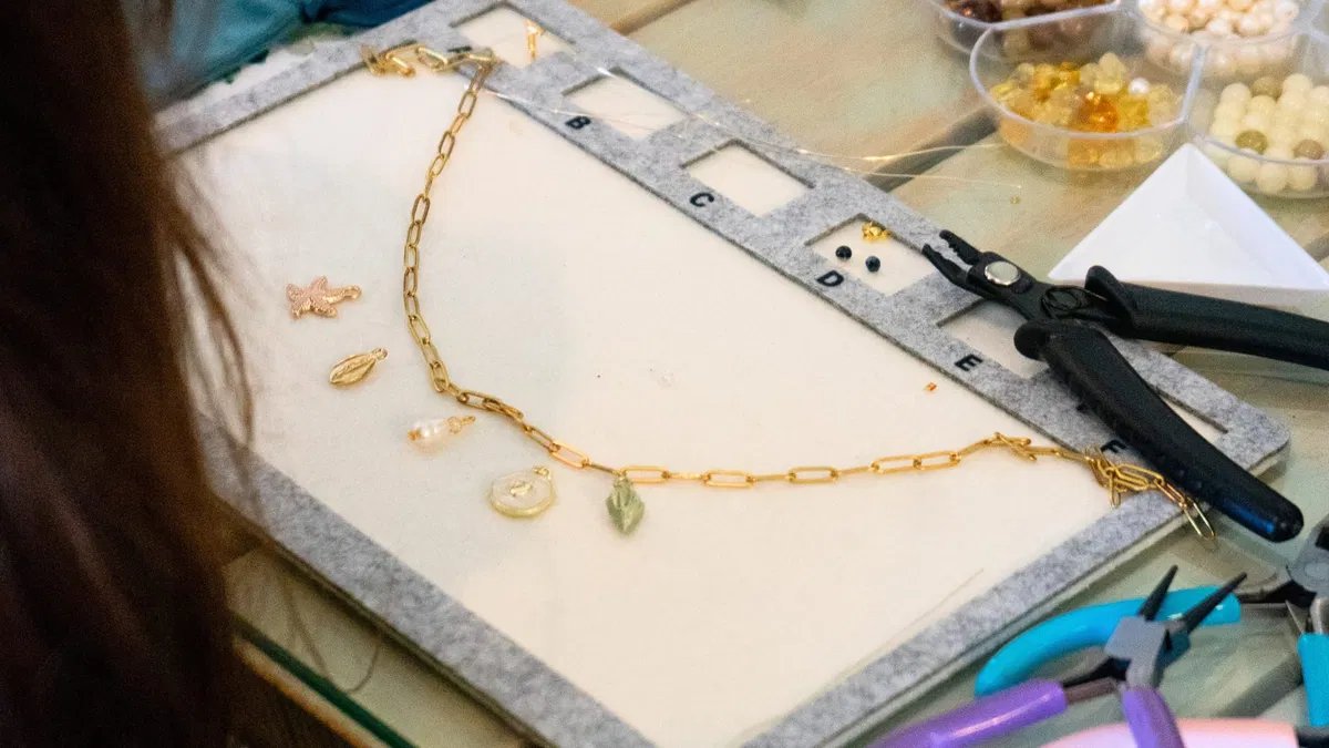 Примите участие в праздничных ювелирных мастер-классах в этом сезоне « Euro Weekly News